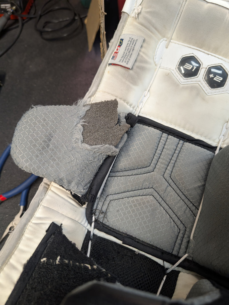 Load image into Gallery viewer, Used Vaughn Velocity VE8 31+2" Intermediate Hockey Goalie Leg Pads