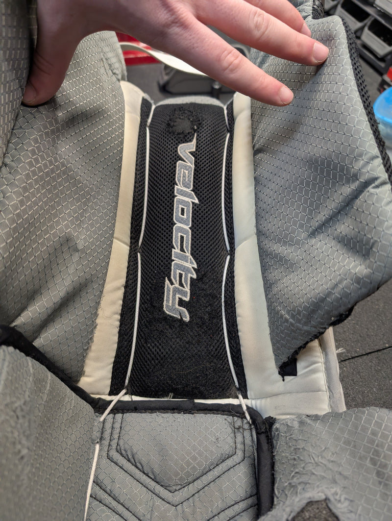 Load image into Gallery viewer, Used Vaughn Velocity VE8 31+2" Intermediate Hockey Goalie Leg Pads