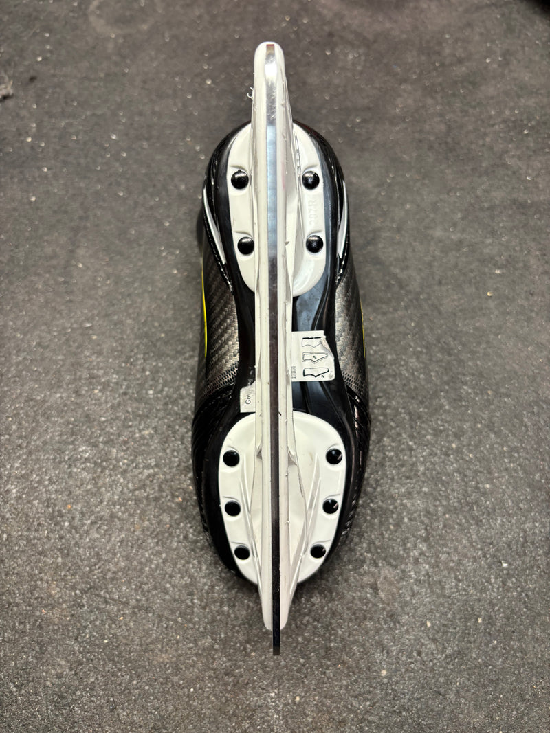 Load image into Gallery viewer, Used Bauer Supreme M40 YTH. 13d Hockey Skates

