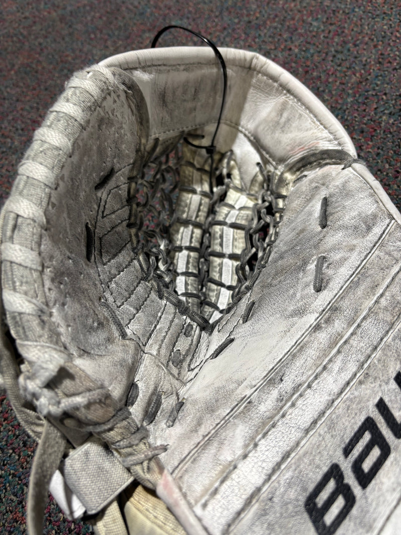 Load image into Gallery viewer, Used Bauer GSX Full Right Junior Goalie Glove
