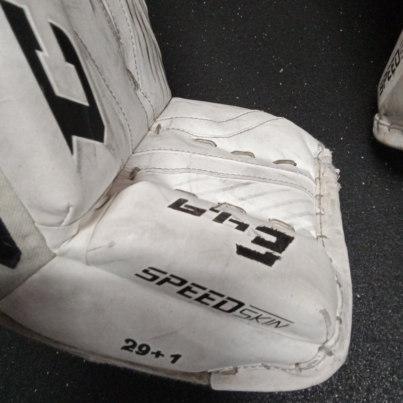 Load image into Gallery viewer, Used CCM E4.9 Goalie Leg Pads 29&quot;+1.
