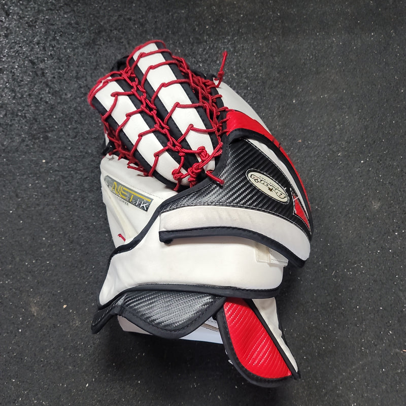 Load image into Gallery viewer, Used Brians Gear Gnetik 20 series Goalie Glove INT Full Right
