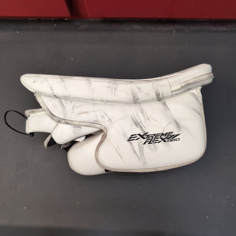 Load image into Gallery viewer, Used CCM Extreme Flex860 Goalie Blocker
