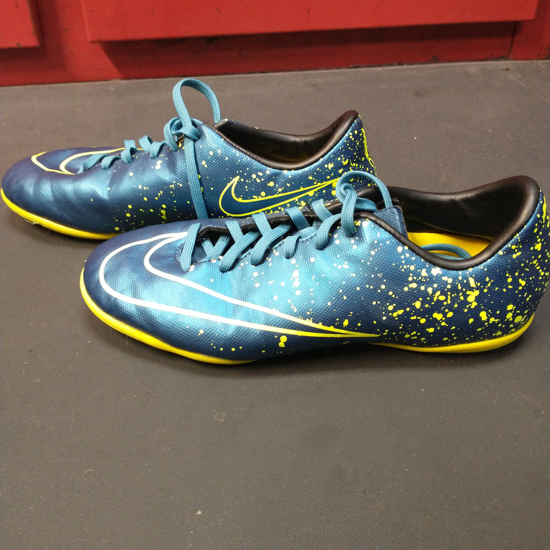 Load image into Gallery viewer, Used Nike Mercurial Size 5.5 Youth Indoor Soccer Shoes
