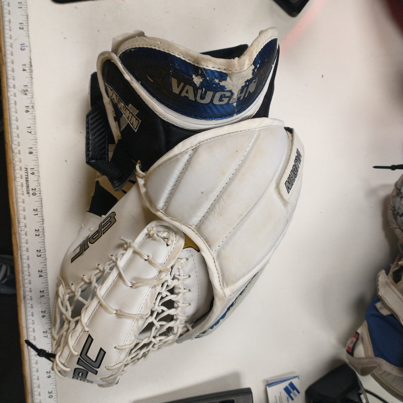 Load image into Gallery viewer, Used Vaughn epic 8600 Sr. Goalie glove Reg
