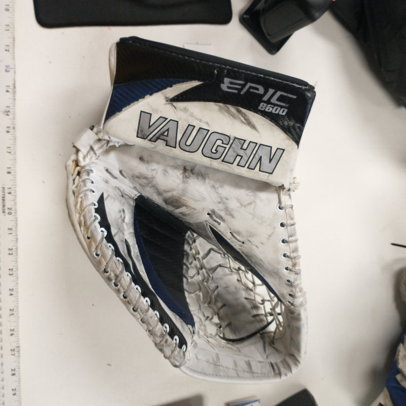 Load image into Gallery viewer, Used Vaughn epic 8600 Sr. Goalie glove Reg
