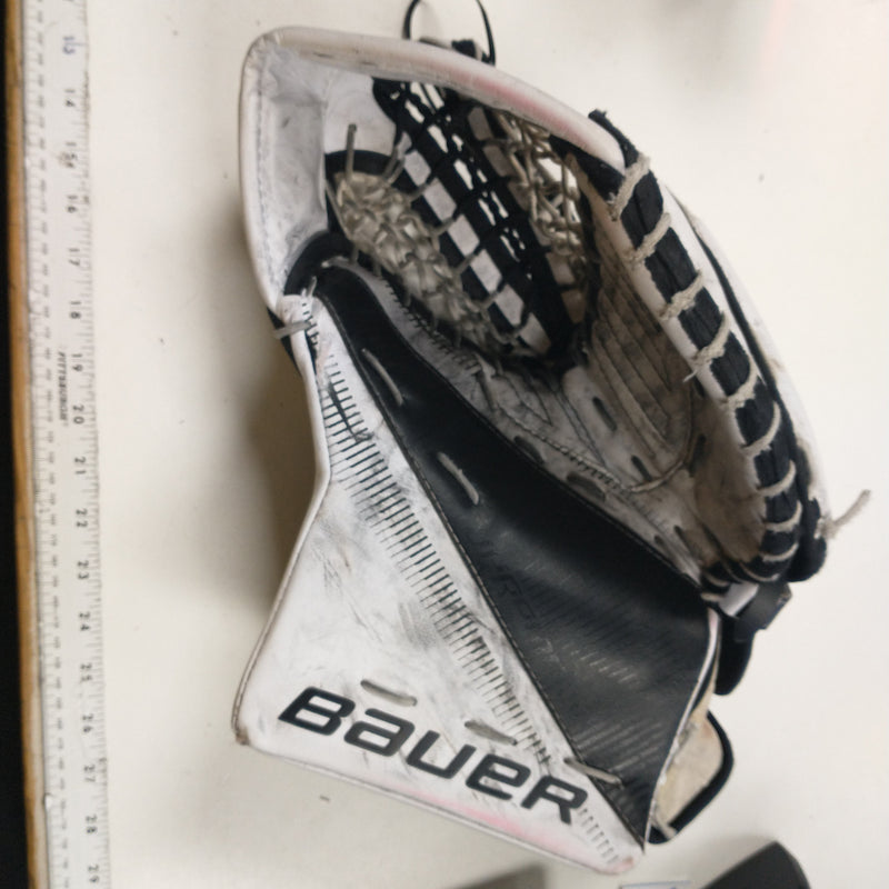 Load image into Gallery viewer, Used Bauer S29 Goalie Glove White/Blue
