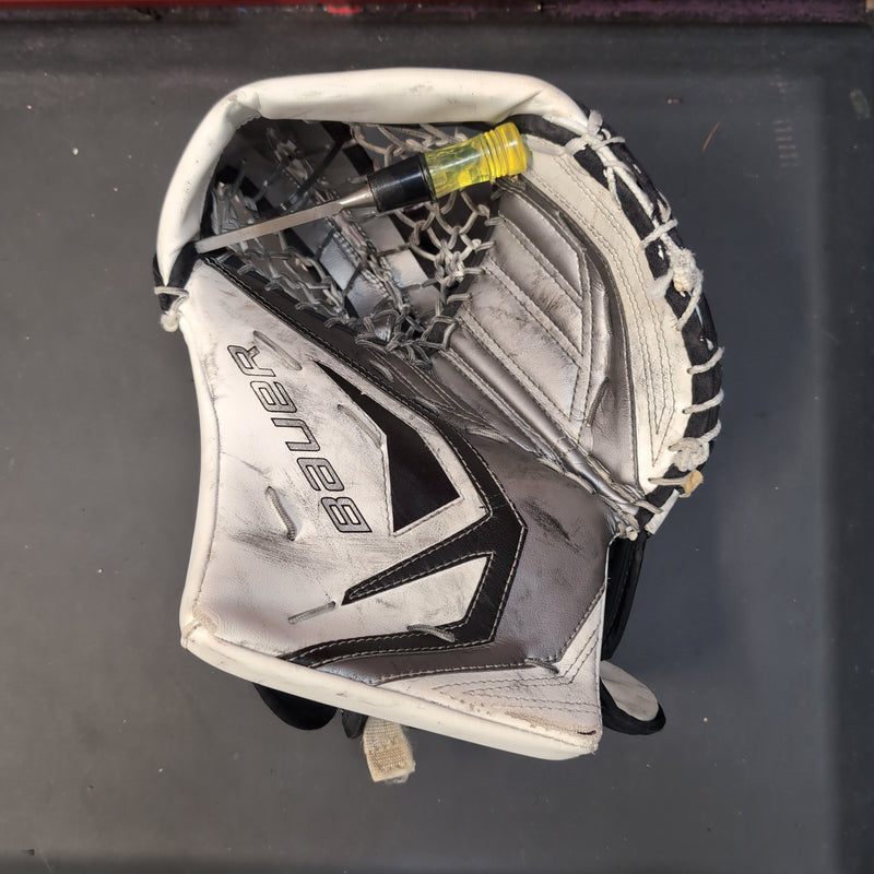 Load image into Gallery viewer, Used Bauer One 90 Goalie Glove SR
