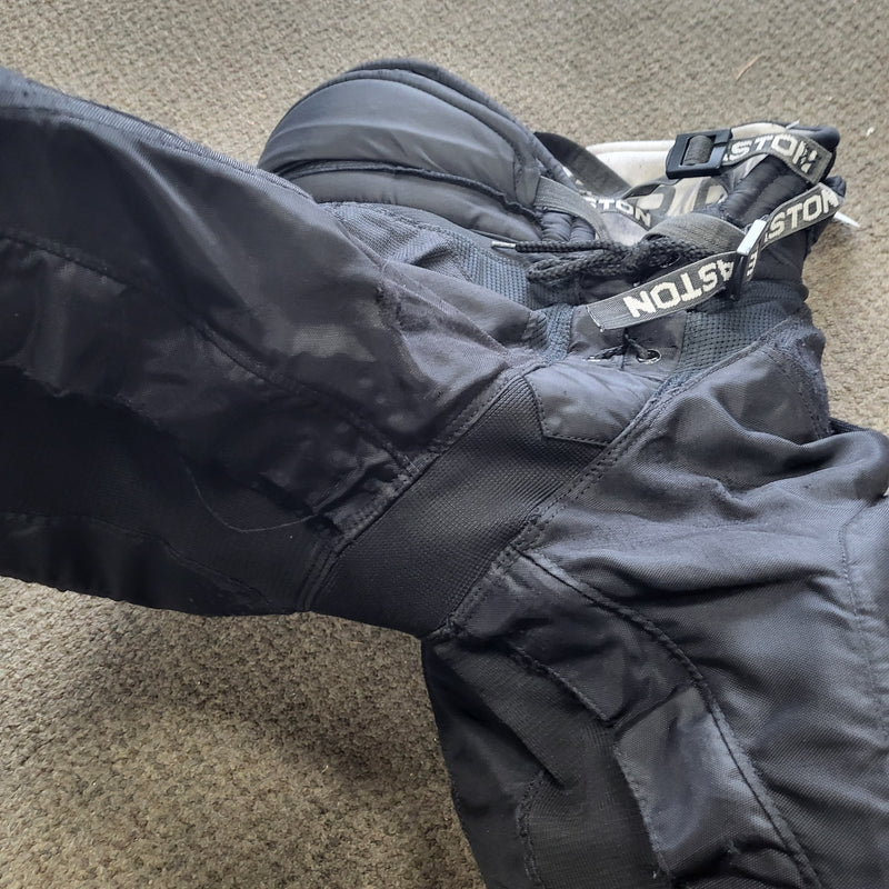 Load image into Gallery viewer, Used Easton Synergy 700 Junior Small Hockey Pants
