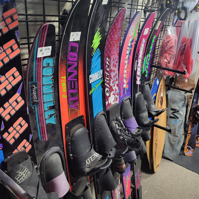 Load image into Gallery viewer, Connelly Wake Special Black/Blue Length 71" Used Water Skis
