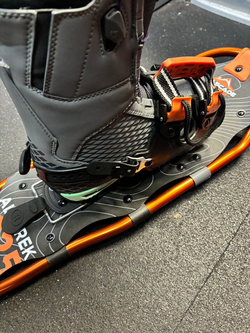 Load image into Gallery viewer, Used Cascade Mountain Tech Alptrek 825 Medium Snow Shoe Set
