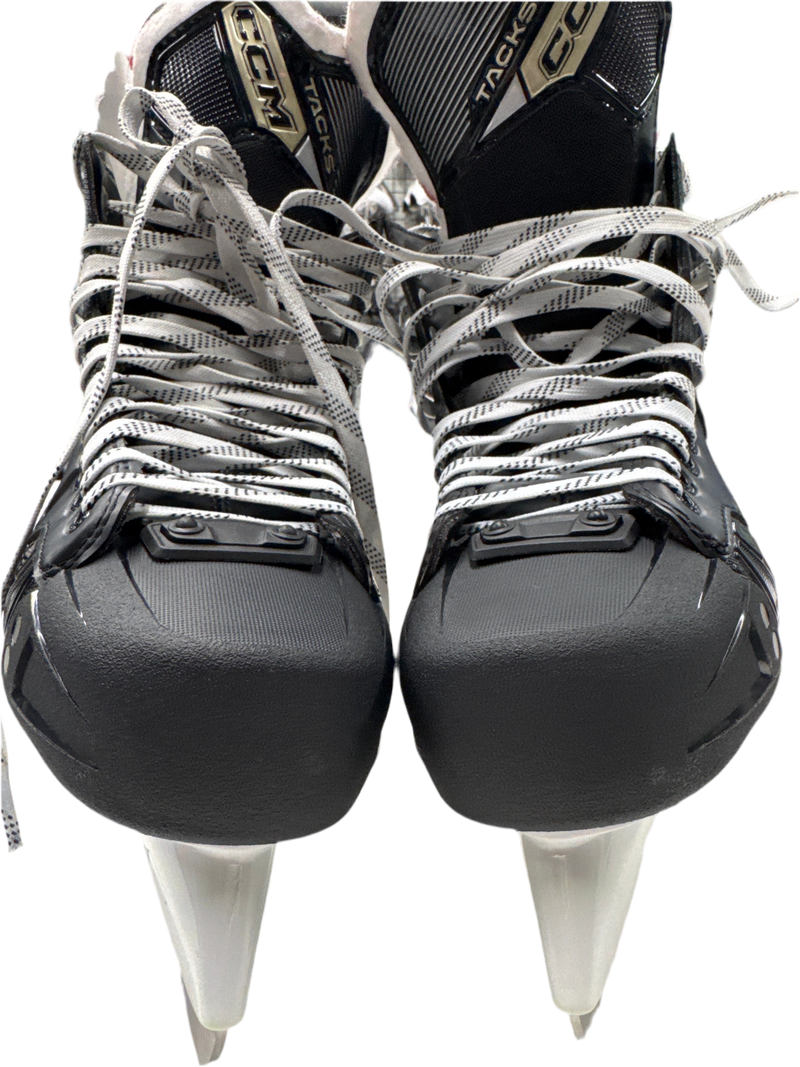Load image into Gallery viewer, Used Like New CCM AS-570 Senior Size 9 Hockey Skates
