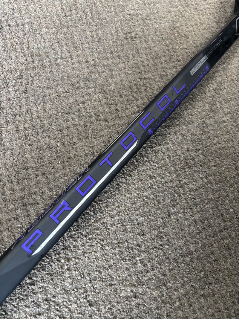Load image into Gallery viewer, Used Bauer Protocol 25&quot; P28G Hockey Goalie Stick
