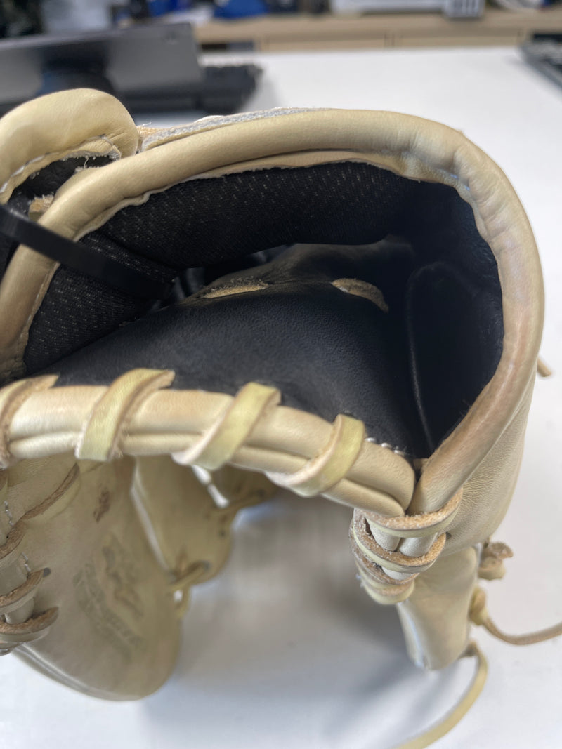 Load image into Gallery viewer, Used Marucci Ascension Series 11.75&quot; RHT Baseball Glove
