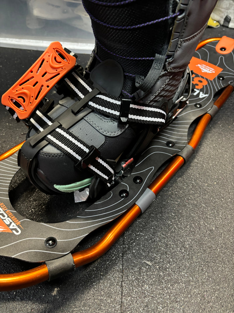 Load image into Gallery viewer, Used Cascade Mountain Tech Alptrek 825 Medium Snow Shoe Set
