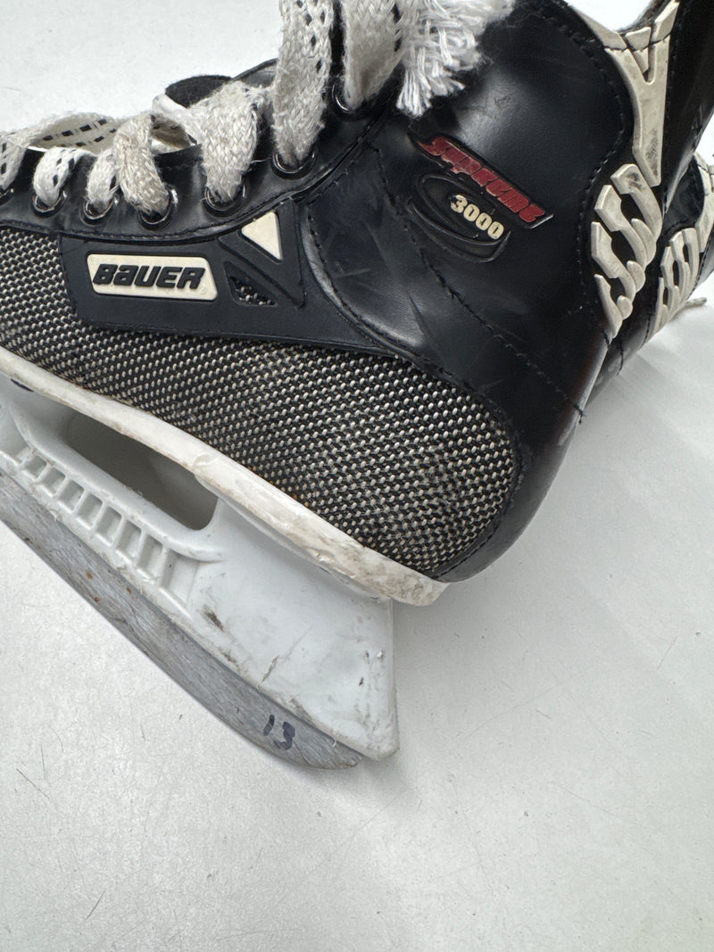 Load image into Gallery viewer, Used Bauer Supreme 3000 Youth Size 13 Hockey Skates
