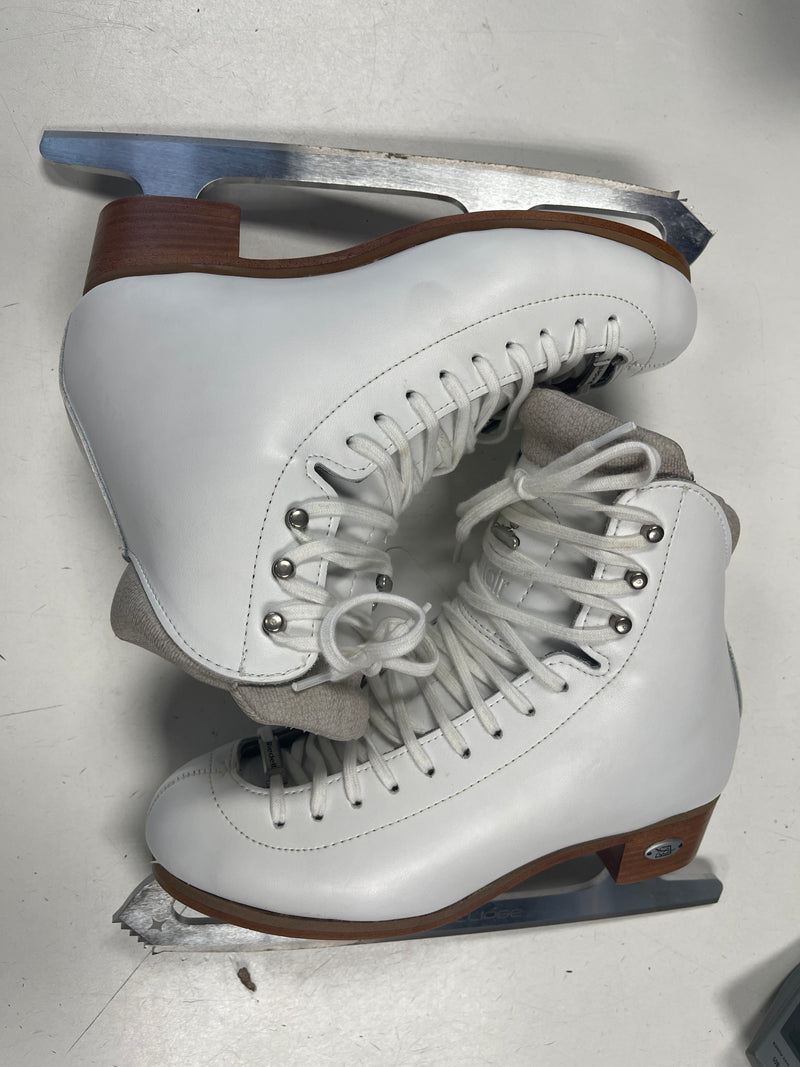 Load image into Gallery viewer, Barely Used Riedell Flair 910 Women&#39;s Size 5 Wide Figure Skates
