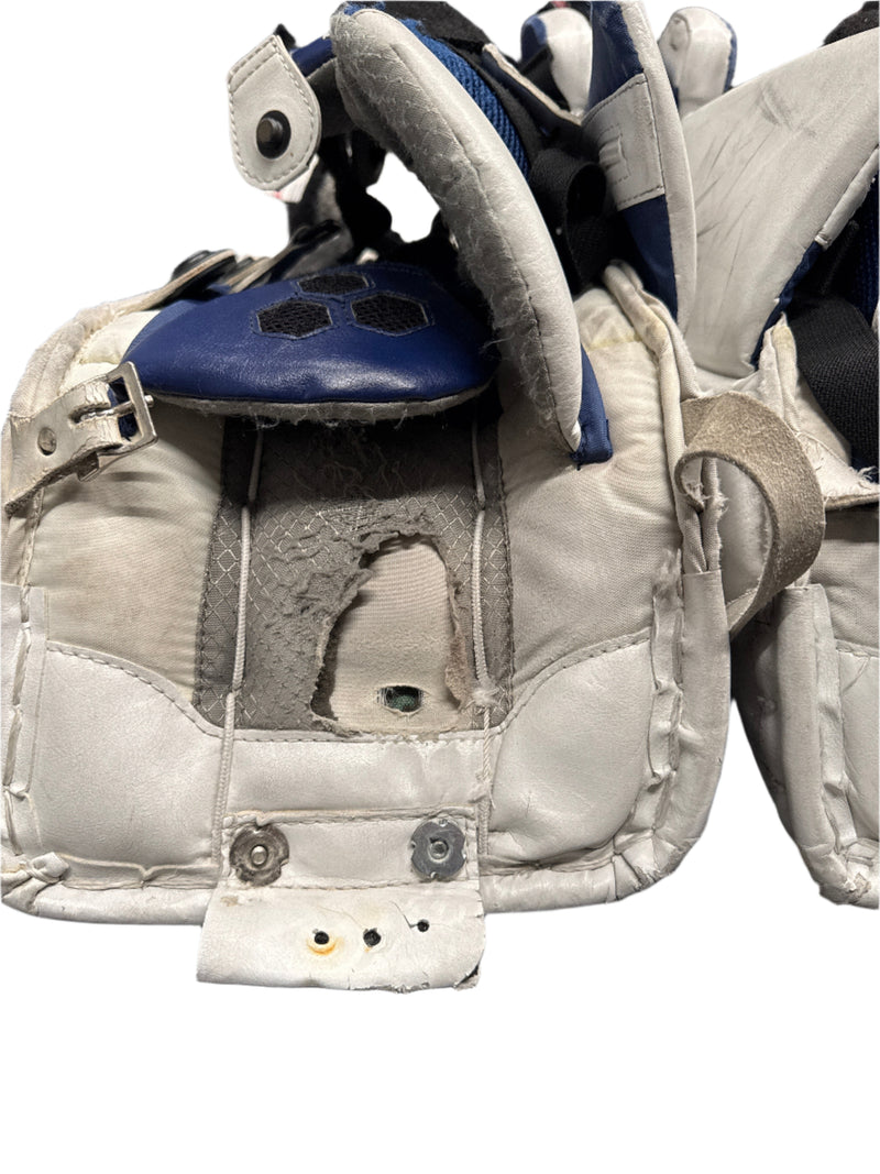 Load image into Gallery viewer, Used Vaughn Velocity VE8 jr 26+2&quot; Goalie Pads
