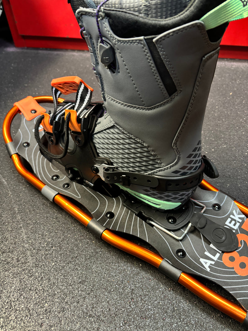 Load image into Gallery viewer, Used Cascade Mountain Tech Alptrek 825 Medium Snow Shoe Set
