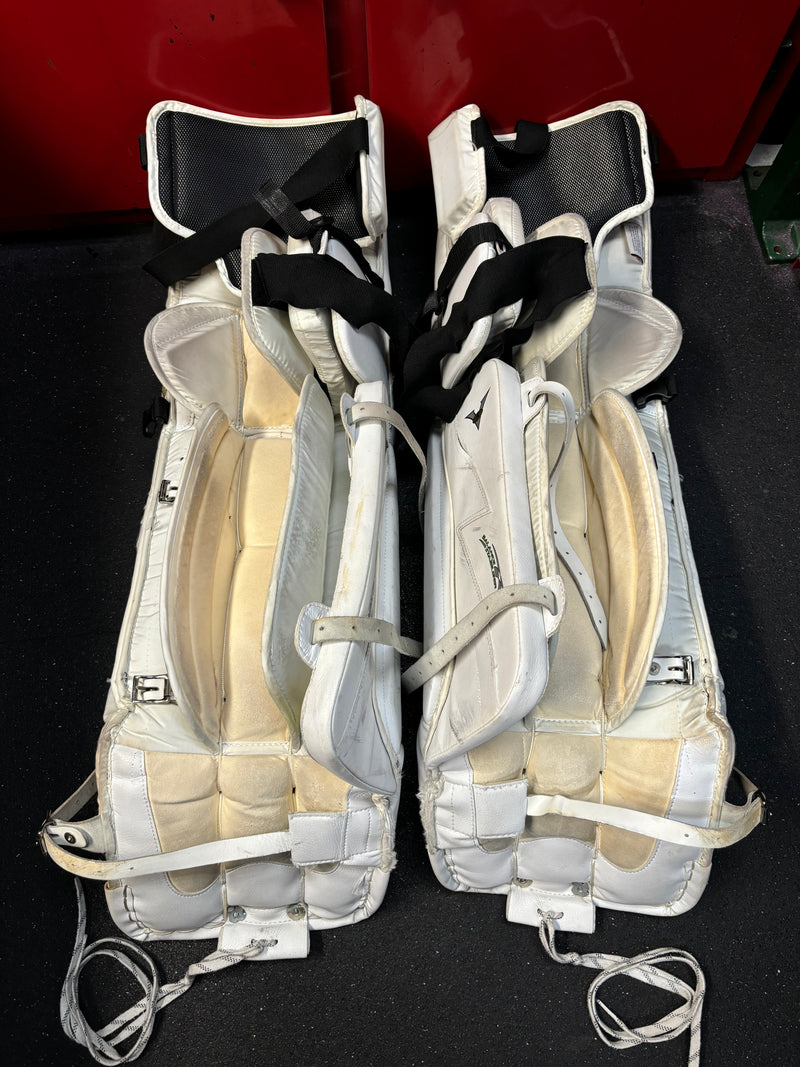 Load image into Gallery viewer, Used Vaughn Velocity V5 30+1&quot; Goalie Leg Pads
