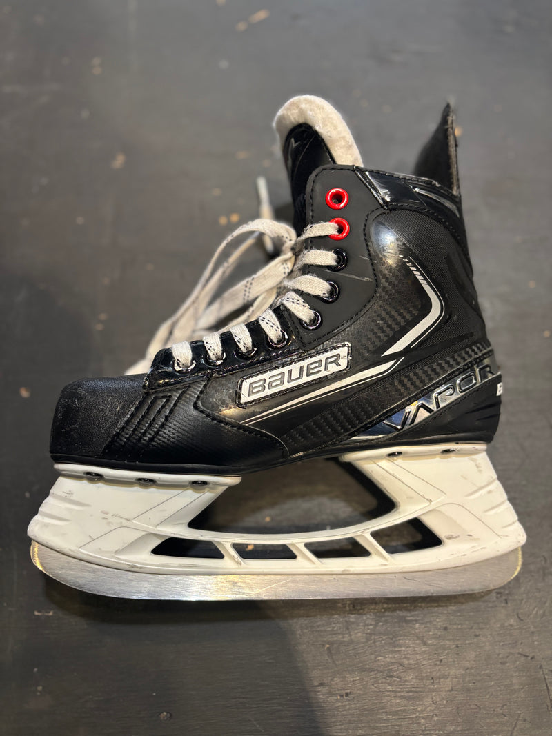 Load image into Gallery viewer, Slightly Used Bauer Vapor X3.5 Jr. 3 D Hockey Skates
