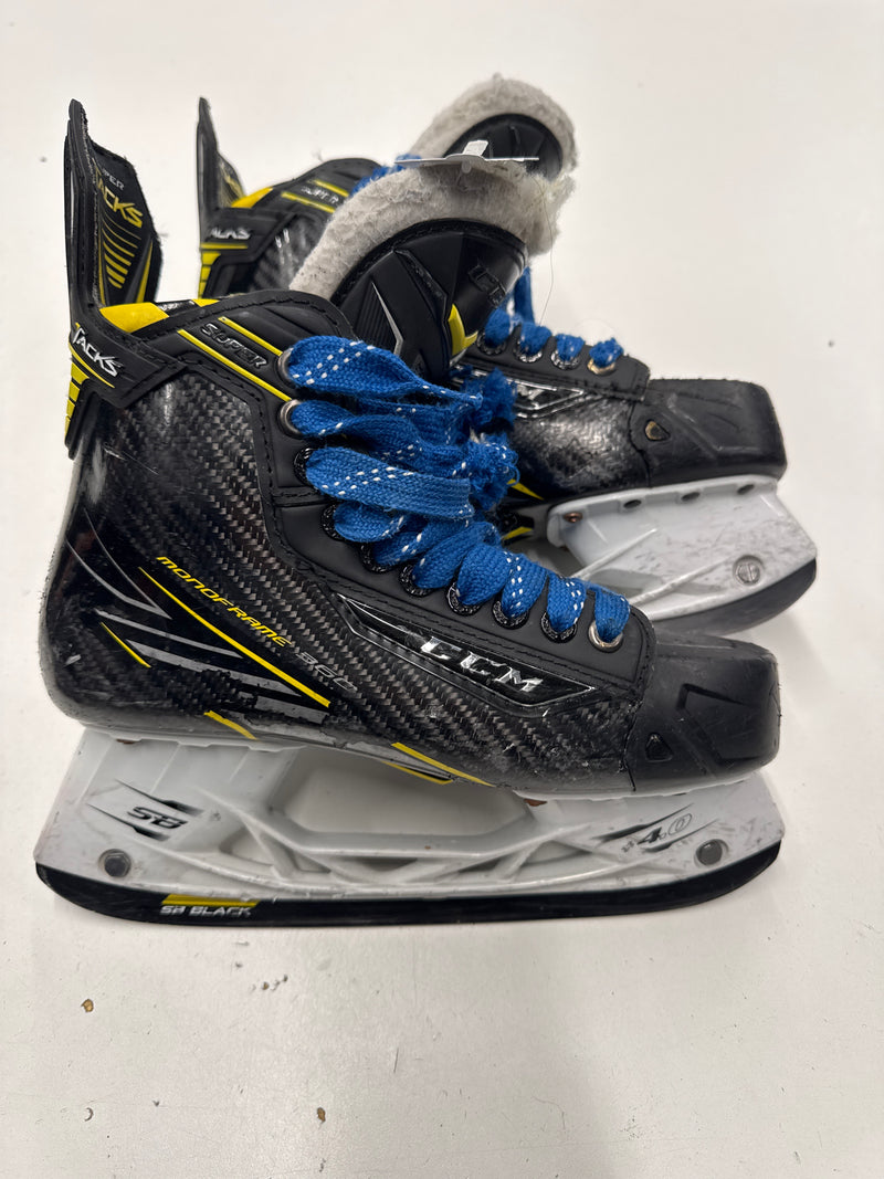Load image into Gallery viewer, Used CCM Super Tacks Pro Stock Size 6.5 D Hockey Skates
