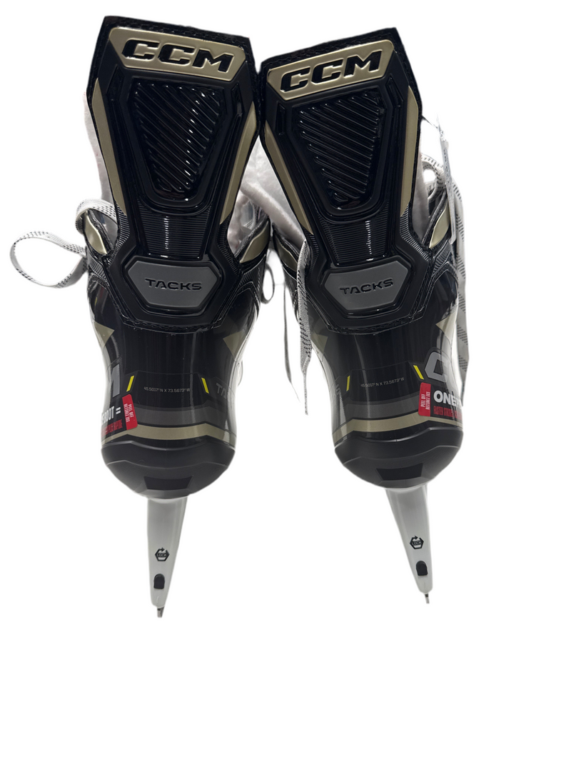 Load image into Gallery viewer, Used Like New CCM AS-570 Senior Size 9 Hockey Skates
