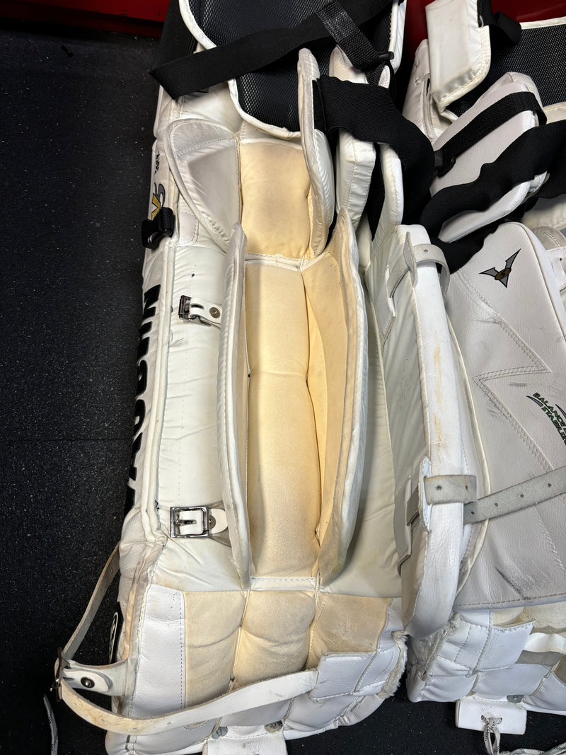 Load image into Gallery viewer, Used Vaughn Velocity V5 30+1&quot; Goalie Leg Pads
