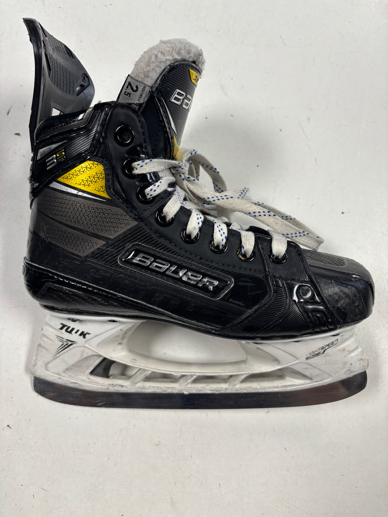 Load image into Gallery viewer, Used Bauer Supreme 3S Pro Size 2.5EE Ice Hockey Skates
