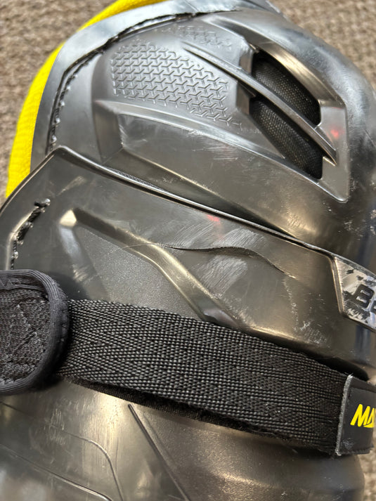 *Cracked* Used Bauer Supreme Mach 16