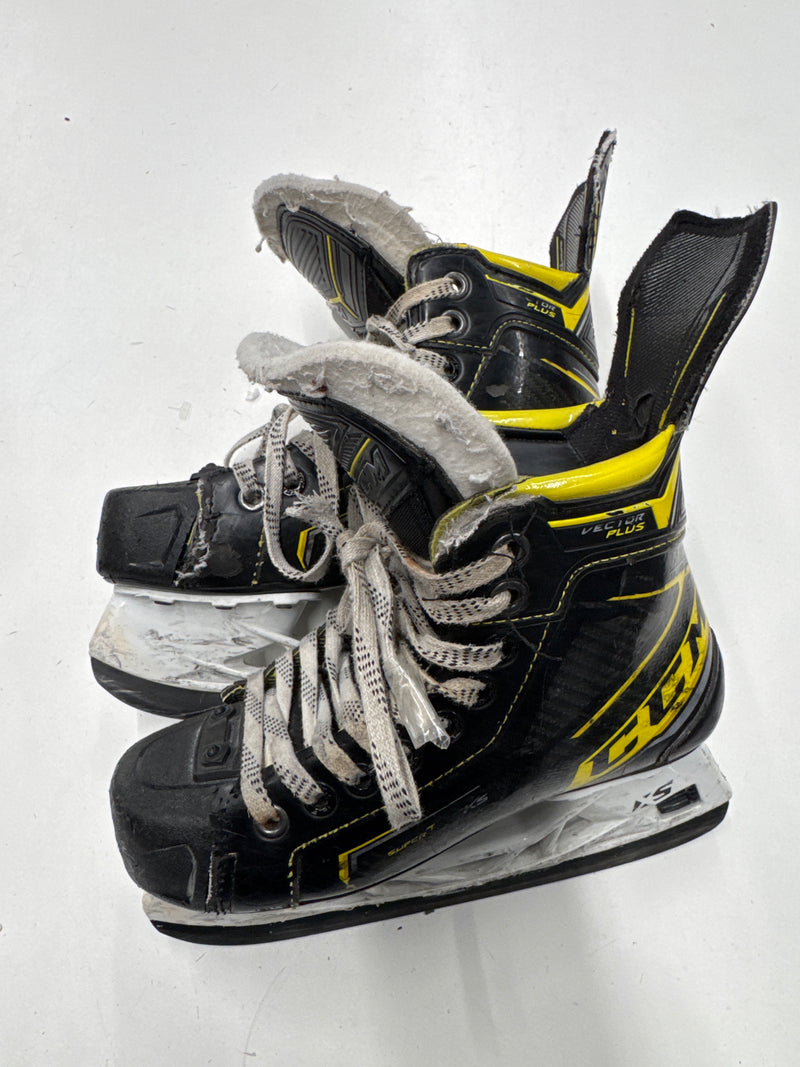 Load image into Gallery viewer, Used CCM Super Tacks Hockey Skates INT. 3.5
