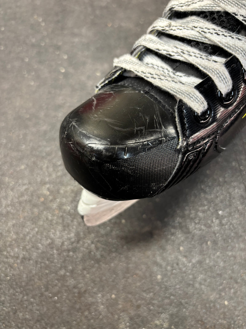 Load image into Gallery viewer, Used Bauer Supreme M40 YTH. 13d Hockey Skates
