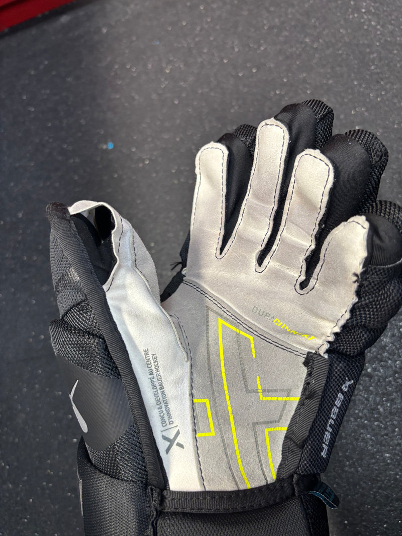 Load image into Gallery viewer, Used Bauer Vapor Hyperlite Gloves
