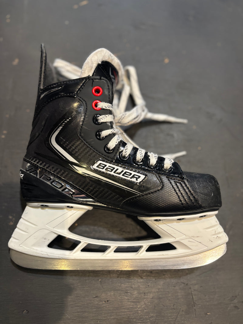 Load image into Gallery viewer, Slightly Used Bauer Vapor X3.5 Jr. 3 D Hockey Skates
