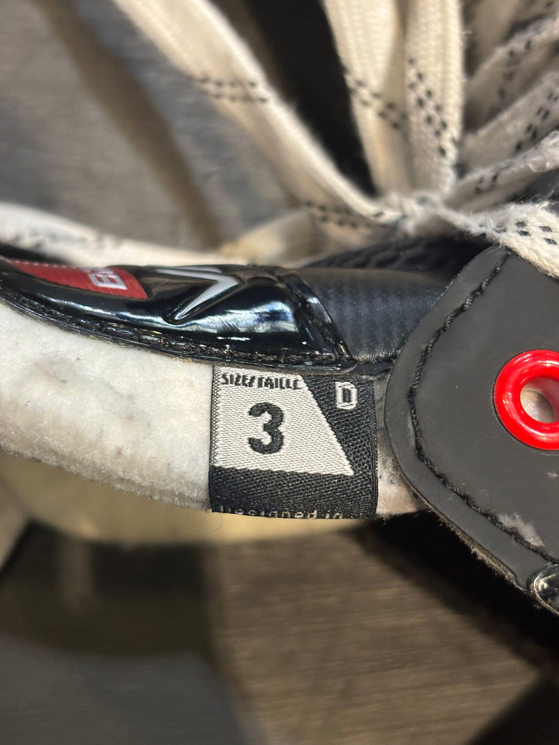 Load image into Gallery viewer, Slightly Used Bauer Vapor X3.5 Jr. 3 D Hockey Skates
