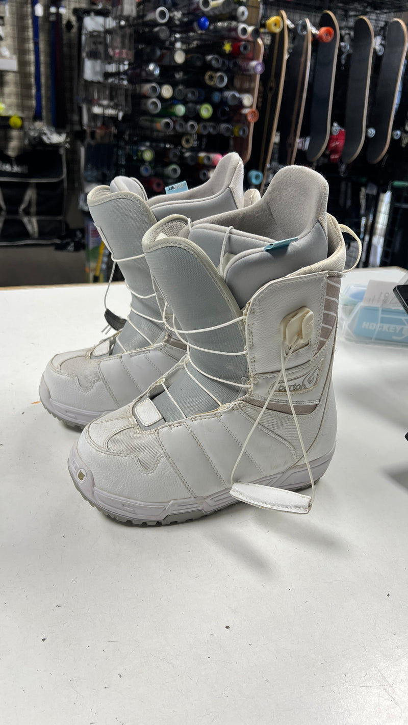 Load image into Gallery viewer, Used Burton Imprint 1 Women&#39;s Size 8 Snowboard Boots
