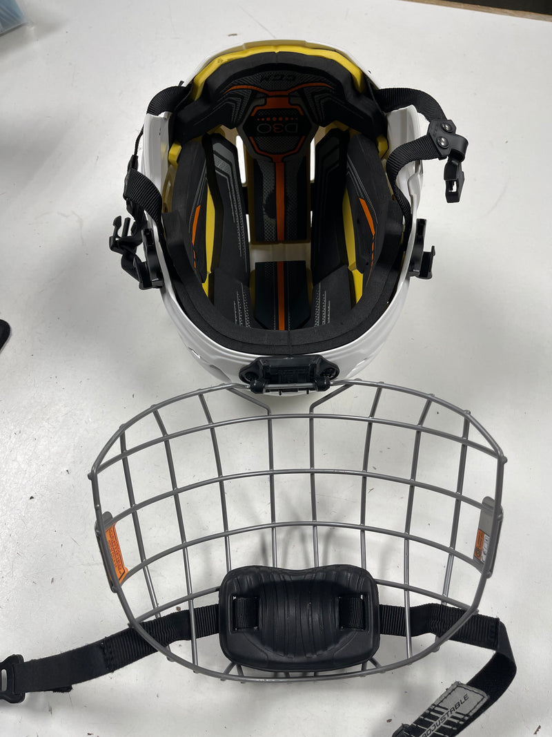 Load image into Gallery viewer, Used CCM Youth Helmet
