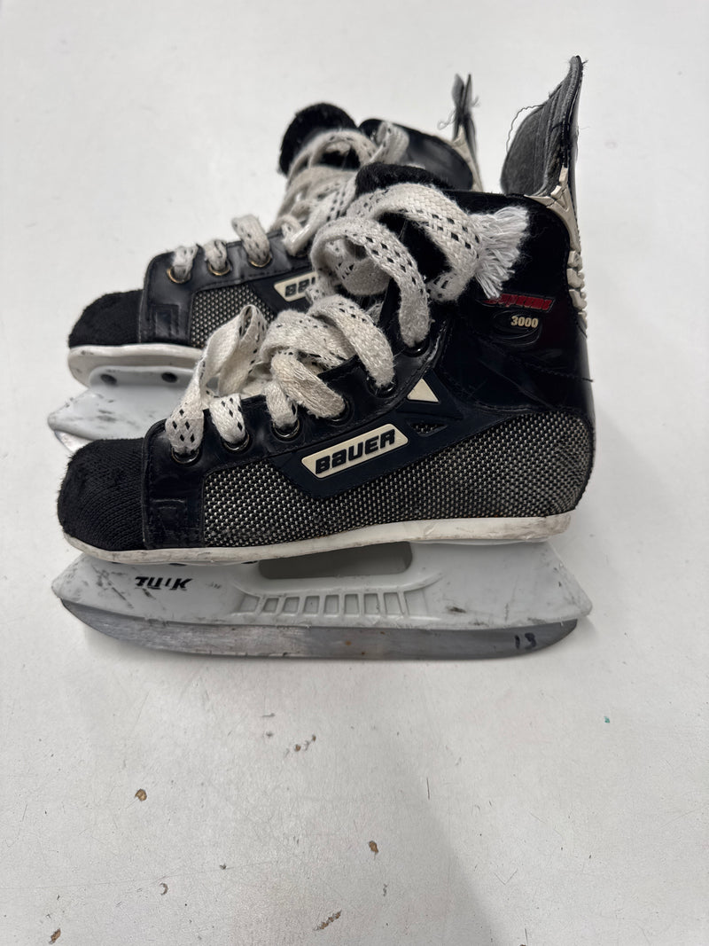 Load image into Gallery viewer, Used Bauer Supreme 3000 Youth Size 13 Hockey Skates

