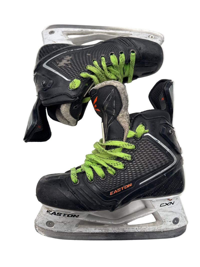 Load image into Gallery viewer, Used Easton Mako II Hockey Skates, INT 4
