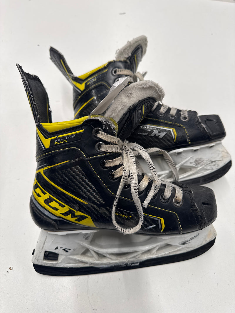 Load image into Gallery viewer, Used CCM Super Tacks Hockey Skates INT. 3.5
