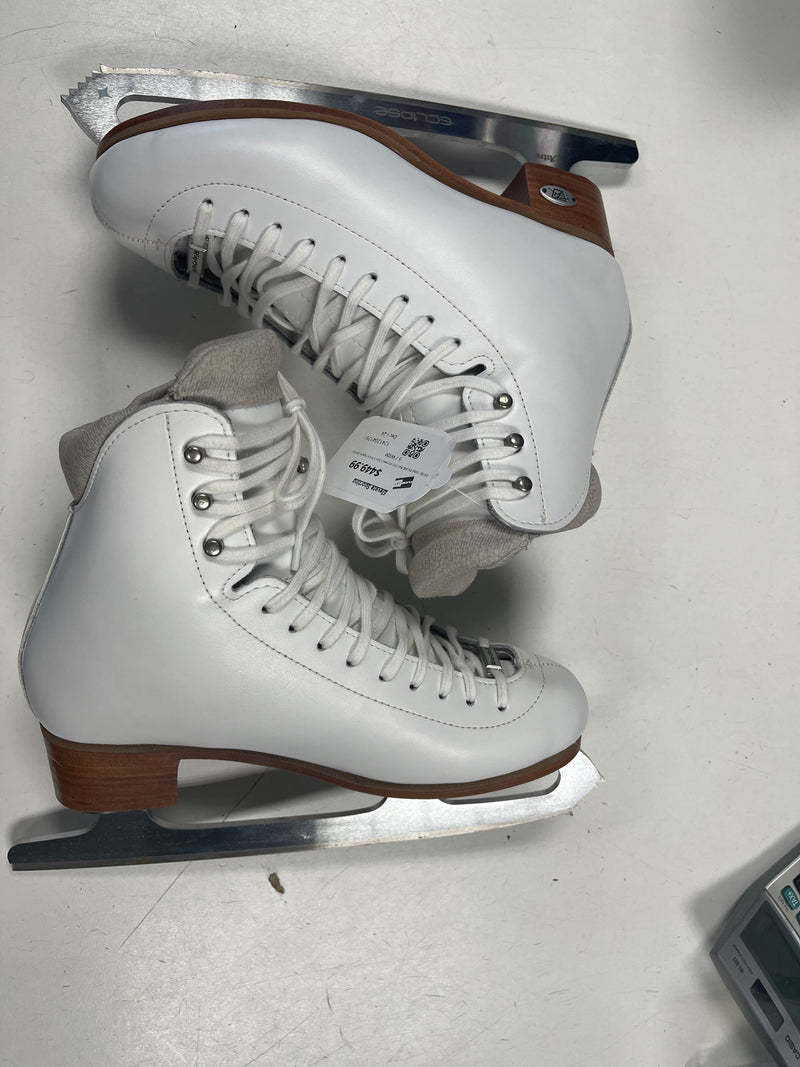 Load image into Gallery viewer, Barely Used Riedell Flair 910 Women&#39;s Size 5 Wide Figure Skates
