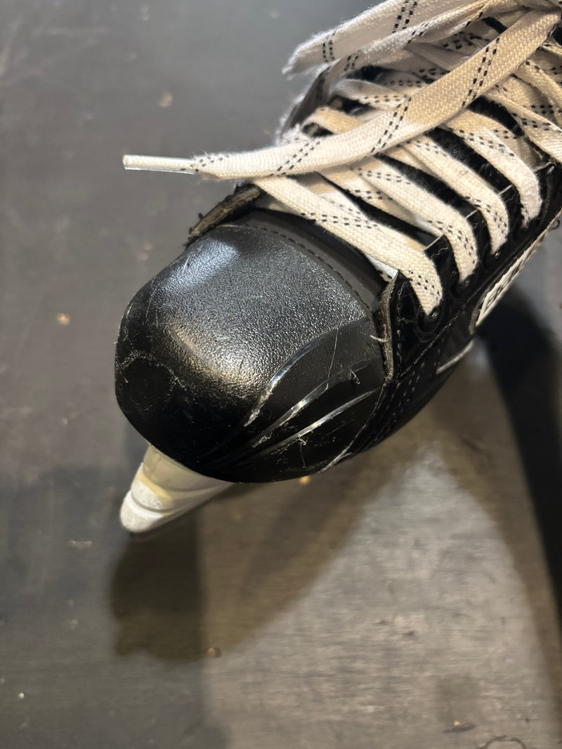 Load image into Gallery viewer, Slightly Used Bauer Vapor X3.5 Jr. 3 D Hockey Skates
