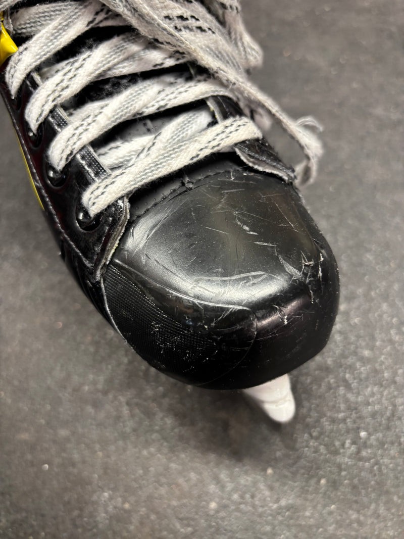 Load image into Gallery viewer, Used Bauer Supreme M40 YTH. 13d Hockey Skates
