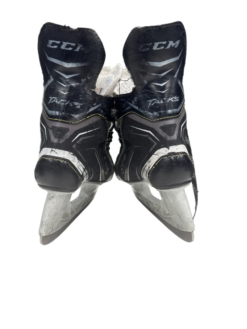Load image into Gallery viewer, Used CCM Tacks 9040 Ice Hockey Skates, Size 4
