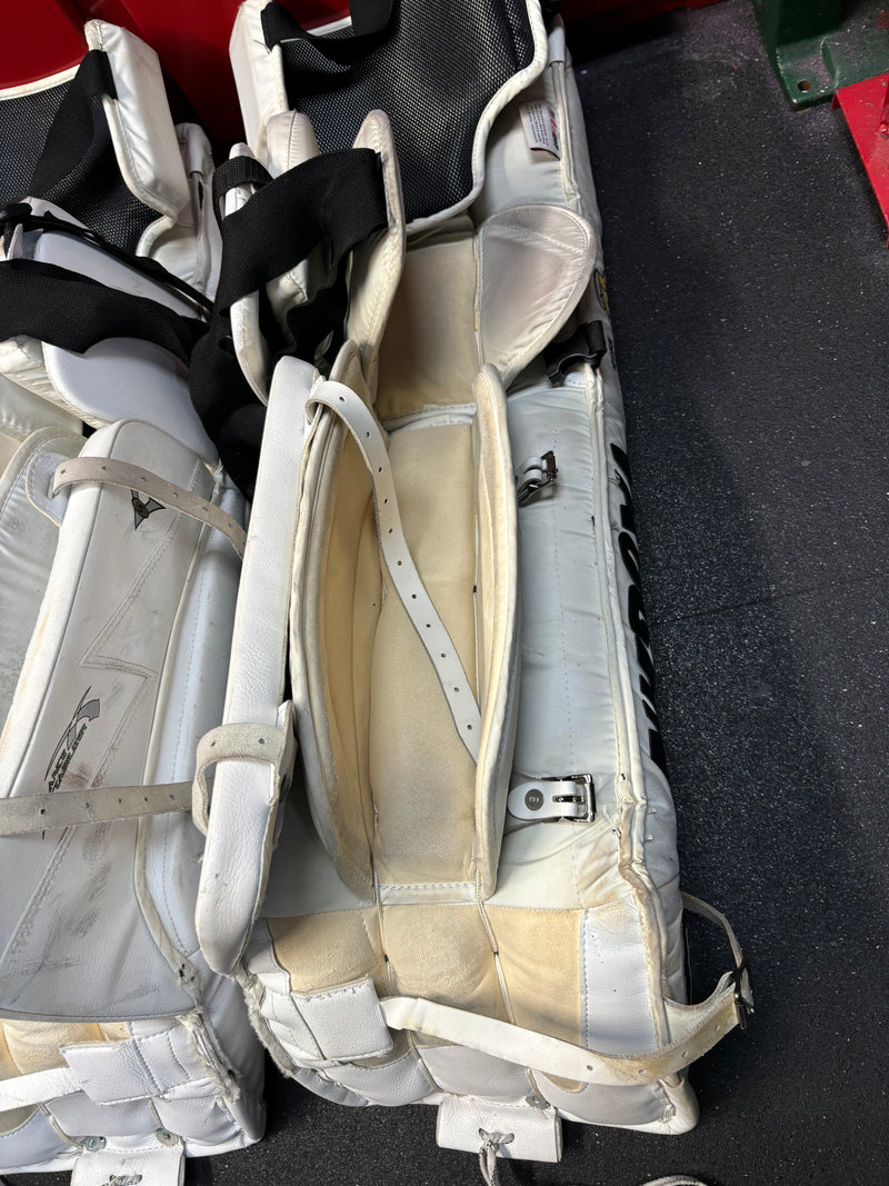 Load image into Gallery viewer, Used Vaughn Velocity V5 30+1&quot; Goalie Leg Pads
