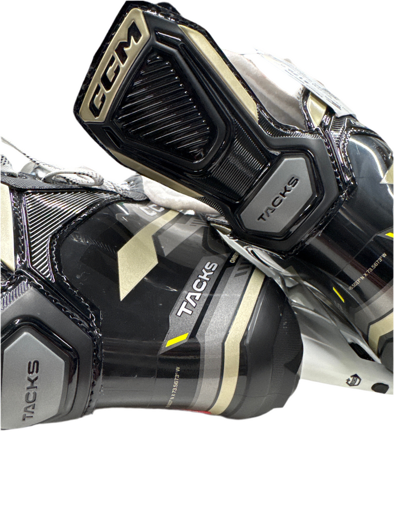 Load image into Gallery viewer, Used Like New CCM AS-570 Senior Size 9 Hockey Skates
