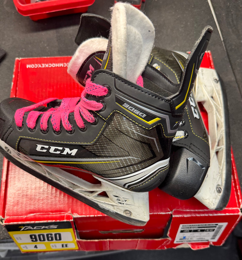 Load image into Gallery viewer, CCM Tacks 9060 Hockey Skates
