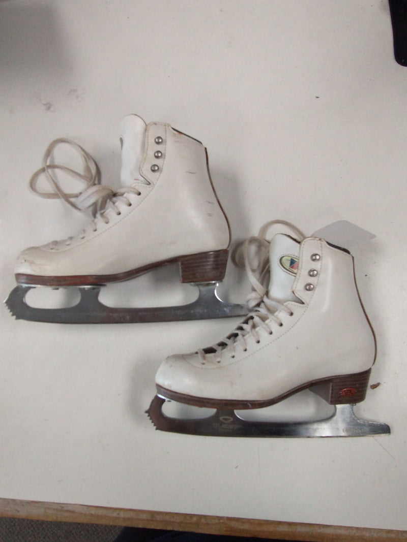 Load image into Gallery viewer, Used Riedell 33 Med Size 2.5 Figure Skates
