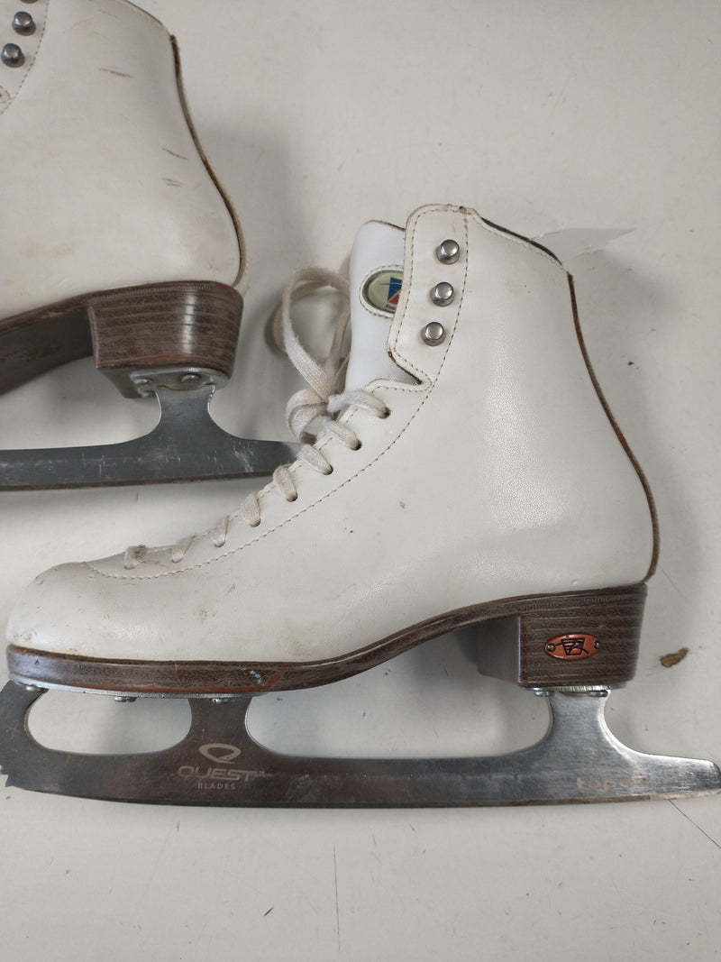 Load image into Gallery viewer, Used Riedell 33 Med Size 2.5 Figure Skates
