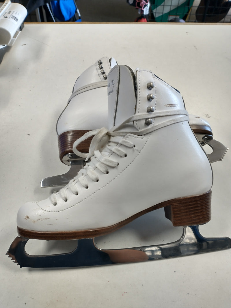 Load image into Gallery viewer, Barely Used Riedell Diamond Size 5 Figure Skates
